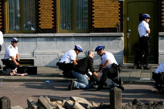 deze pliesie zit blijkbaar graag aan kontjes van activisten :-)