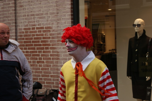 Nazi-clown Pieter van Rhijn kijkt wat beteuterd