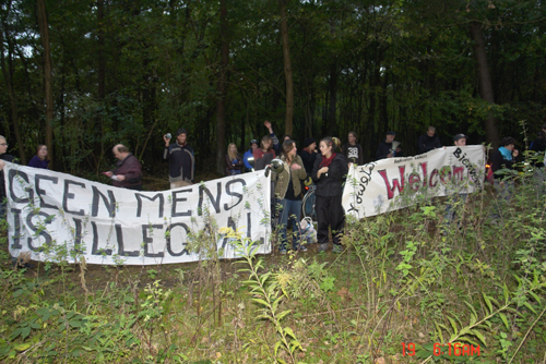 Zwaaien naar mensen in Kamp Zeist