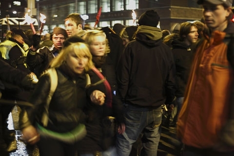 22:16:02 politie komt met bssen in de massa