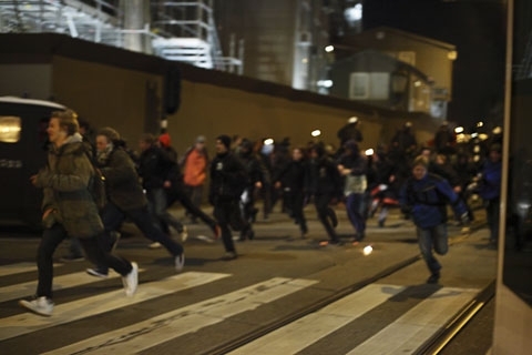 22:16:17 politie te paard drijft massa verder uiteen.