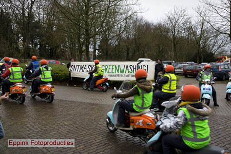 Vertrek scooters langs spandoek