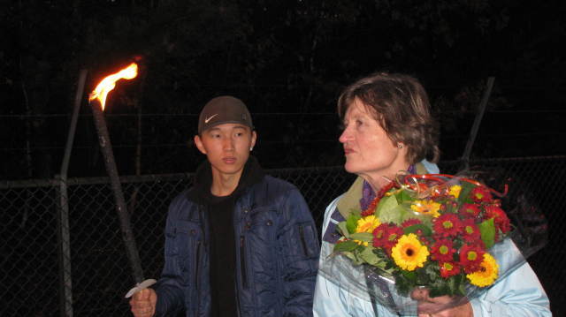 Op de foto Els Brouwer met een van de ex gevangen kinderen van kamp Zeist 