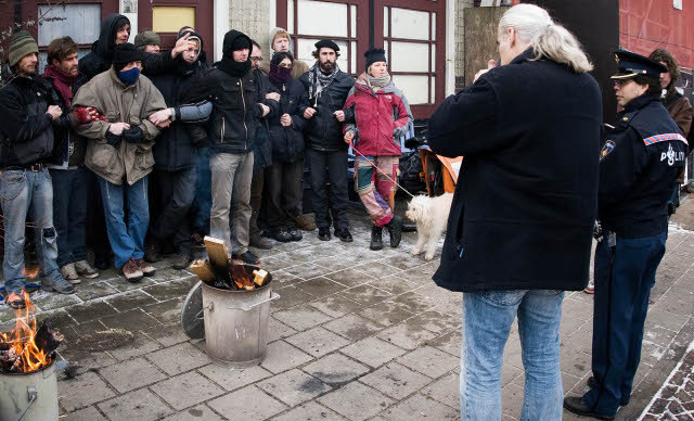 Groepsbeeld met deurwaarder en smeris