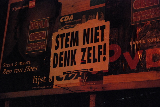 Behalve anti-NVU werden ook andere posters geplakt