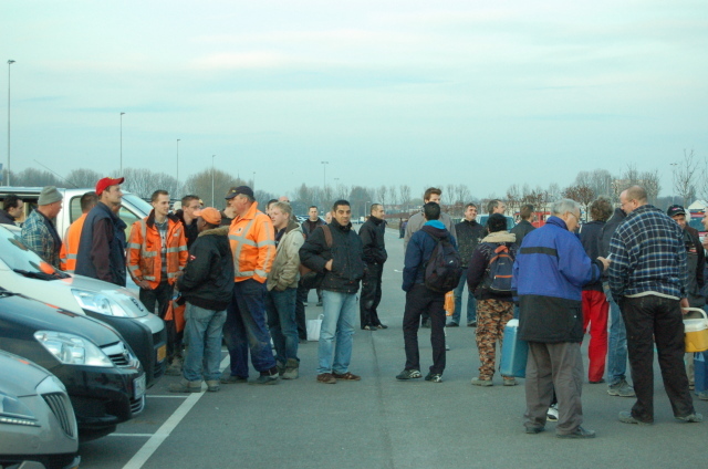 Bouwvakkers wachten.. en druipen later af.