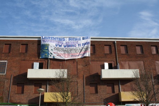 Het spandoek op de flat