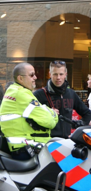 smeris hulpje maakt foto's van activisten