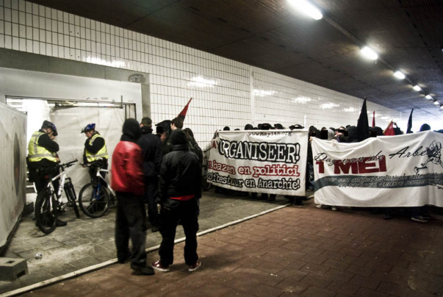 The police attempt to get into the bloc