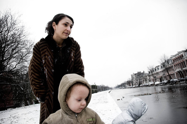 Leila en haar twee kinderen. Foto: Unai Risueo