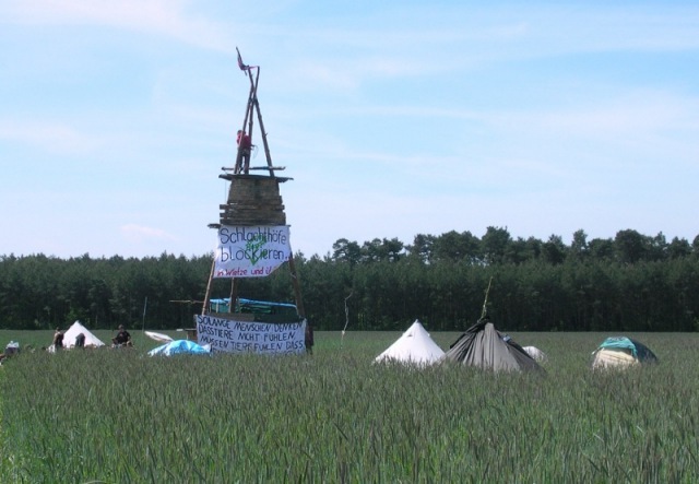 protesttoren op plek waar de slachterij is gepland