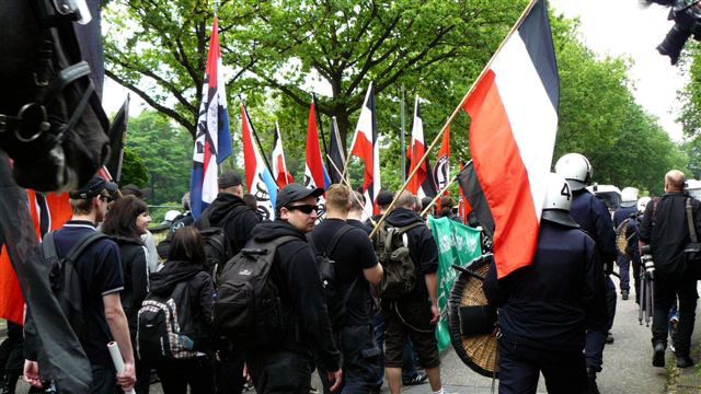 De Duitse Rijk vlag (zwarz weiss rot) komt zo wel akelig dichtbij een ME'er