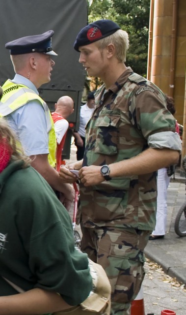 Flyers afpakken mag niet van de politie; foto: Ricardo van Bommel