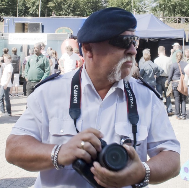 Elk jaar onze vaste legerfotograaf... mooie snor he