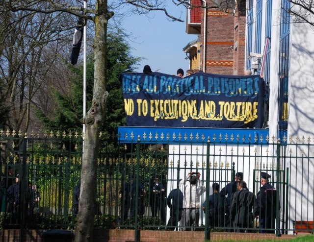 Neda-vlag (linksboven) en spandoek