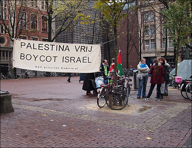 Actiekaravaan tegen de Israelische Apartheidsmuur op het verlaten Beursplein in 