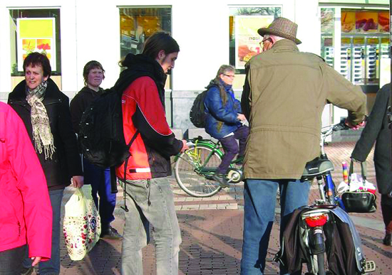 In gesprek met mensen op straat