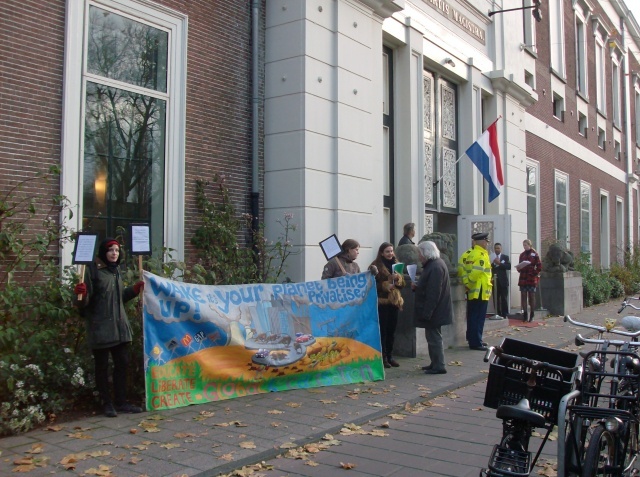 Deelnemers al binnen, maar gelukkig nog 2 mannen in blauw voor de ordehandhaving