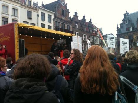 Anarchistische studenten op en voor het podium