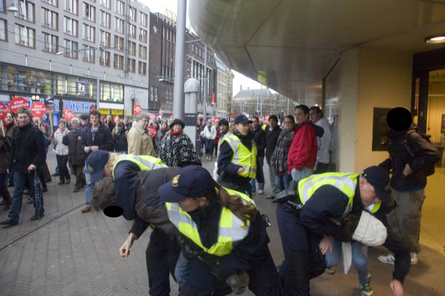 Politie maakt hardhandig einde aan lawaai protest