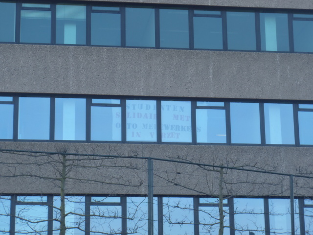 nadat de politie de bezetting beeindigde vergaten ze nog 1 spandoek