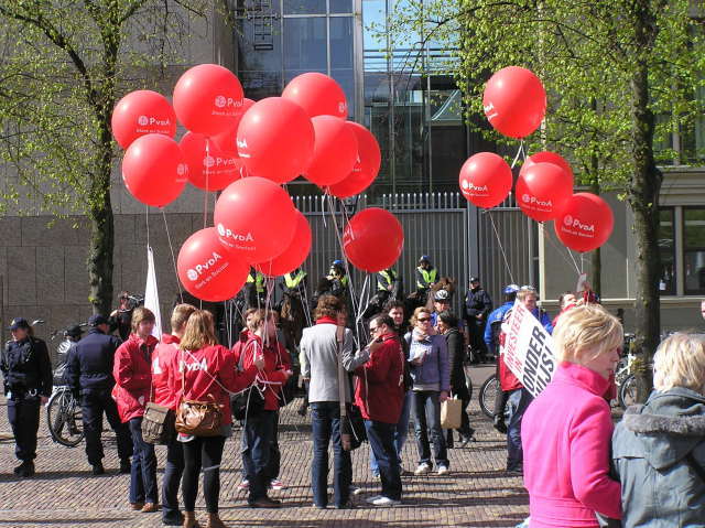 vooraf op het Plein: politiepaarden en pvda-luchtballonnetjes