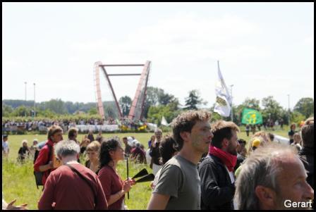 activisten rond het veld