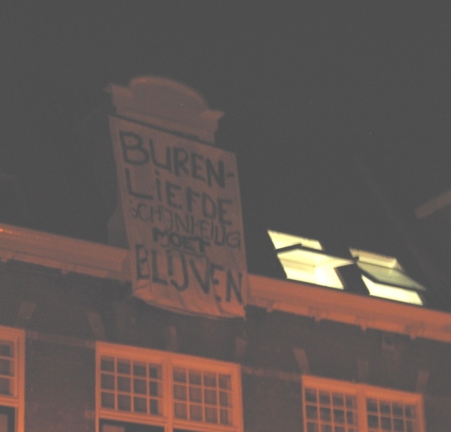 De overburen hadden een spandoek