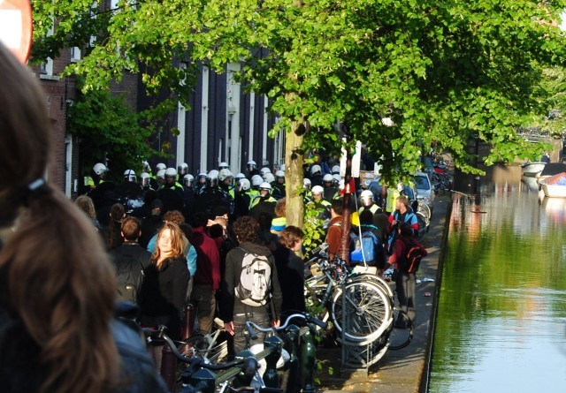 ME slaat de paseerdersgracht leeg