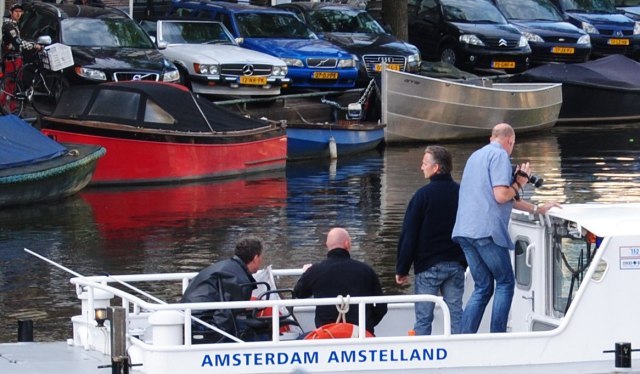 Een heer heeft een bootje