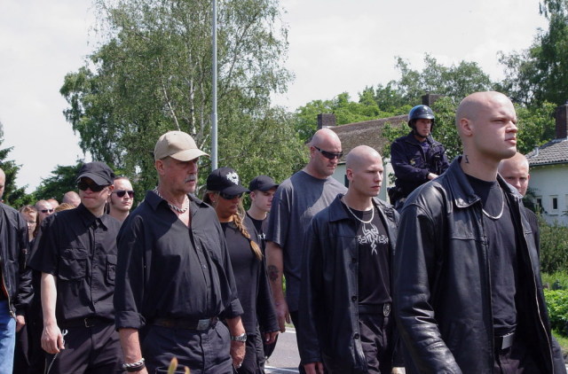 Mathijsse (rechts, wolfsangel in nek) op treurmars voor overleden NSB weduwe