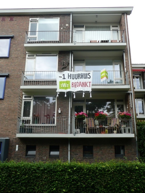 het spandoek op locatie..