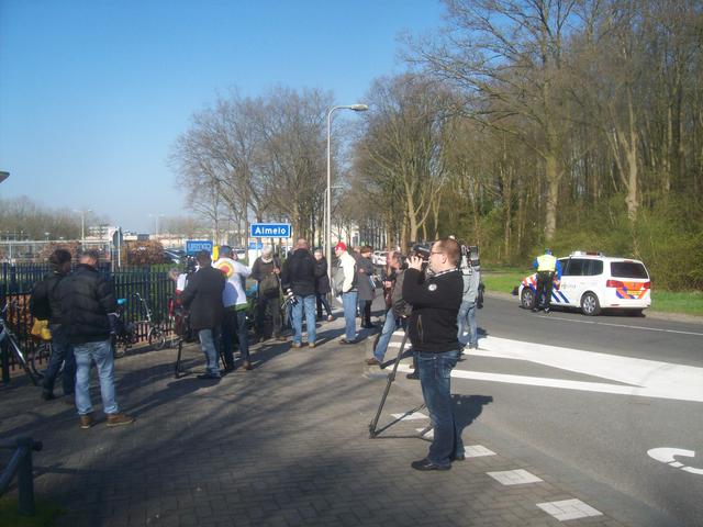 als we arriveren zijn pers en politie al aanwezig