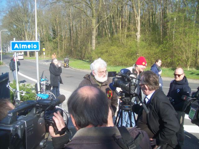 woordvoerder Jan Peters staat de pers te woord