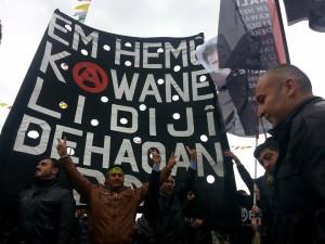 Een anarchistisch spandoek in Diyarbakir.