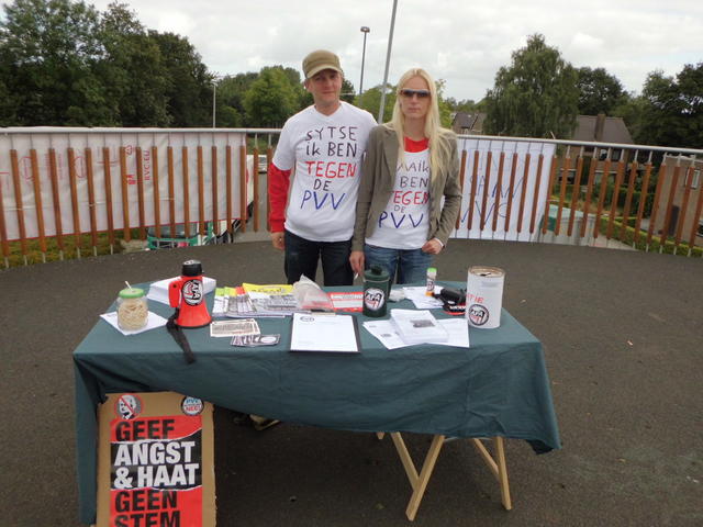 activisten AFA Fryslan bij de info stand