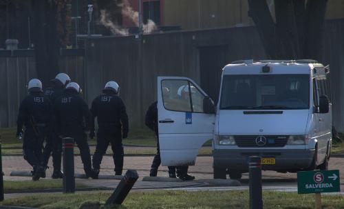 IBT lijkt zich ergens voor klaar te maken - Prison riot control gets ready