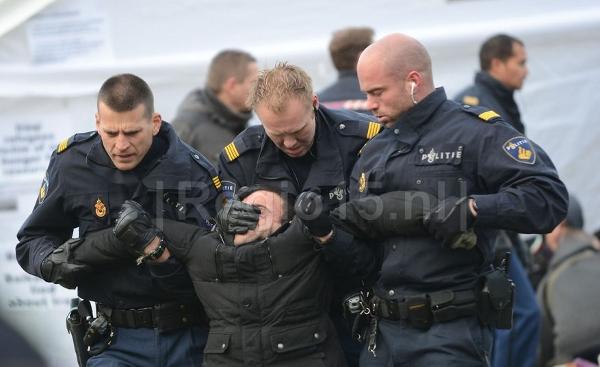 Politiegeweld bij ontruiming tentenkamp Recht op Bestaan