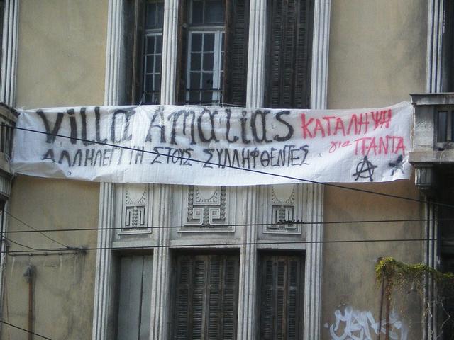 soli spandoek op skaramanga voor de villa amalias arrestoos