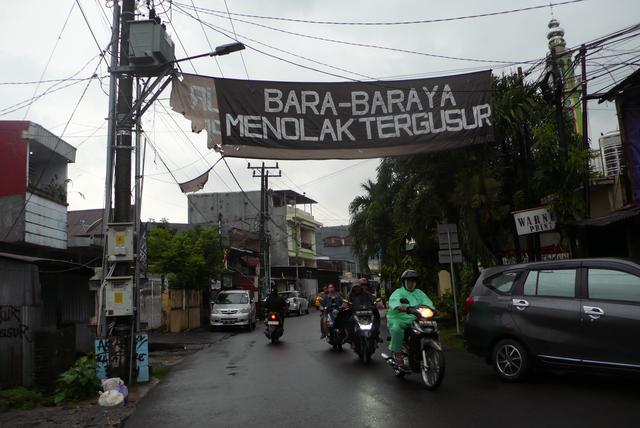 spandoek boven weg in dorp met barabaraya menolak tergusur