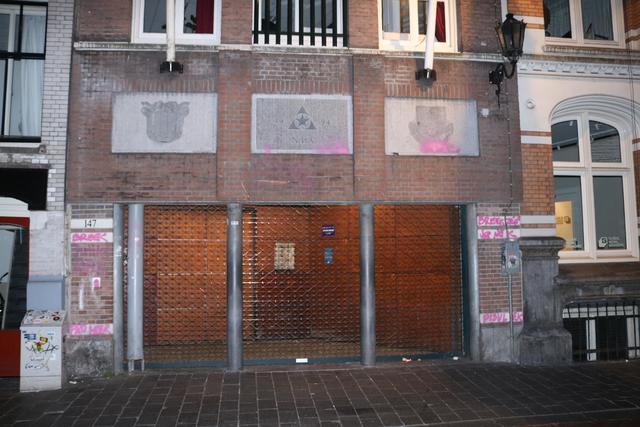 voorgevel van het ASC met roze graffity er op