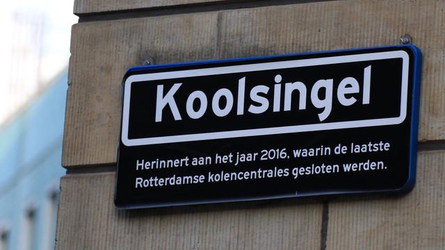 Koolsingel straatnaambord op stadhuis