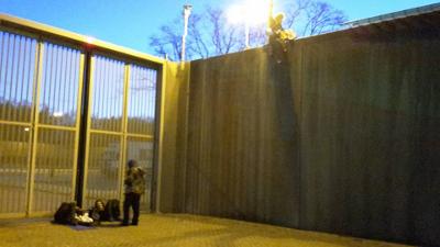 On the wall besides the family prison - Op de muur naast de gezinsgevangenis