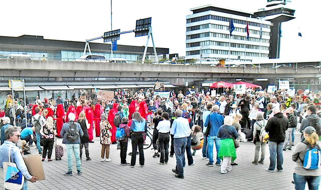 Red Rebels in het rood, van Extinction Rebellion... foto A. Graaff