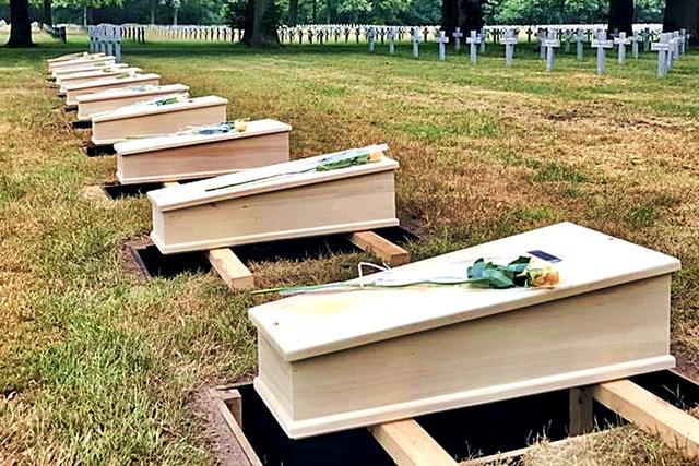 De kisten en graven van de 10 nazisoldaten en evt. anderen op nazibegraafplaats 