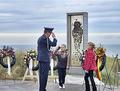 Bundeswehr militair salueert voor nazi's  - Egmond, 19 okt 2024 - Foto Flessenpo